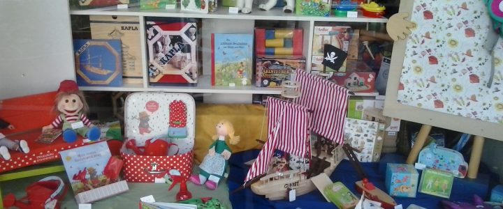 Schaufenster Puppenstube Friedberg im Juni